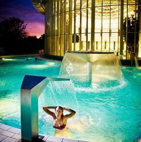 Aux Pieds Des Thermes Спа Екстериор снимка